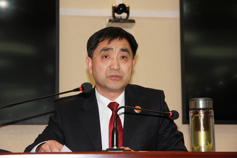 检察长带领与会人员重温孟国祥检察长在全市检察长会议上的重要讲话